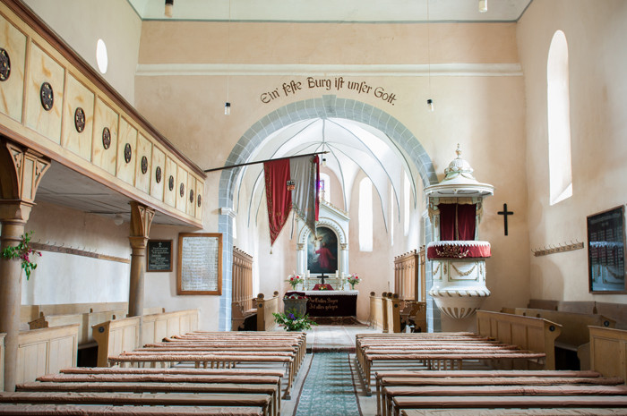 Interiorul restaurat al Bisericii Fortificate - Casele de Oaspeti Cincsor - o restaurare excelenta pentru turismul