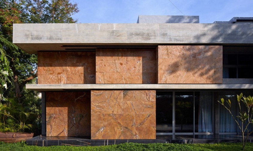 Casa Moving Landscapes - O casa cu pereti masivi, din piatra, care se rotesc