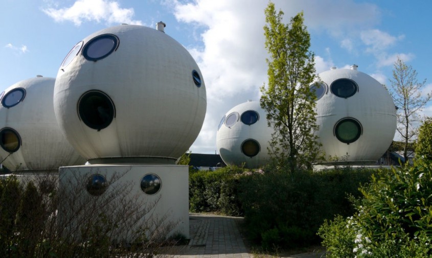 Bolwoningen - 50 de locuinte sferice dau o nota futurista unei comunitati olandeze