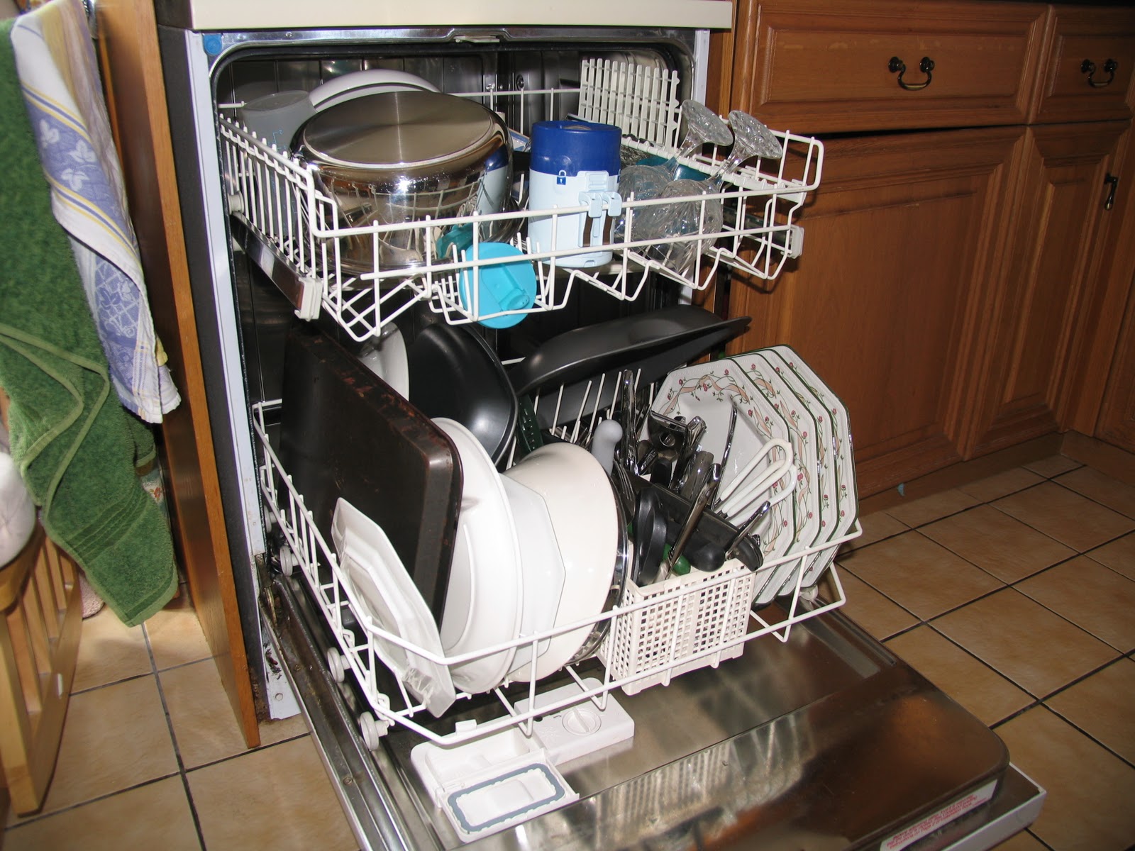 Неисправности посудомойки. Для посудомоечных машин. Сломанная посудомойка. Стиральная и посудомоечная машина. Посудомоечная машина сломалась.