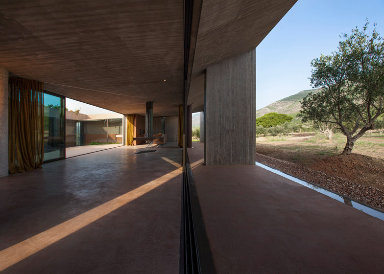 O casa din beton din Grecia isi deschide interioarele spre muntii Gerania - O casa din