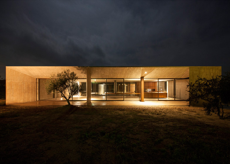 O casa din beton din Grecia isi deschide interioarele spre muntii Gerania - O casa din