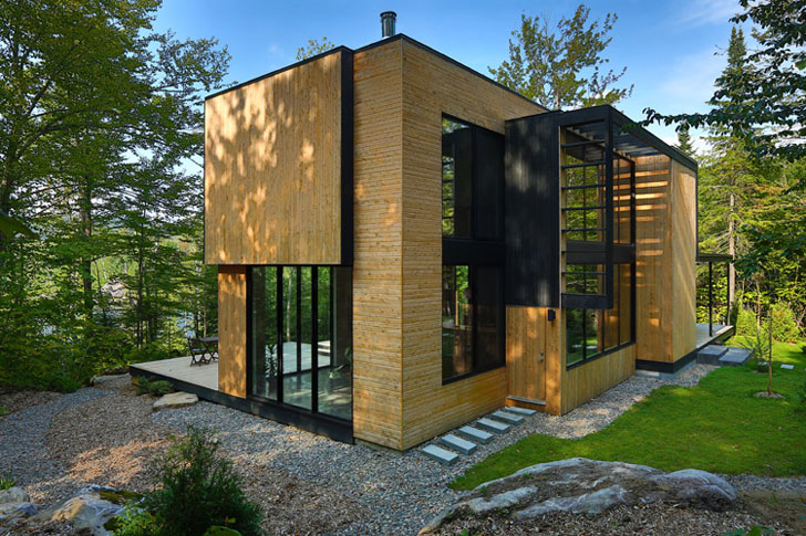 Casa La-Chasse-Galerie - O fatada din lemn natur aduce casa mai aproape de mediul natural inconjurator