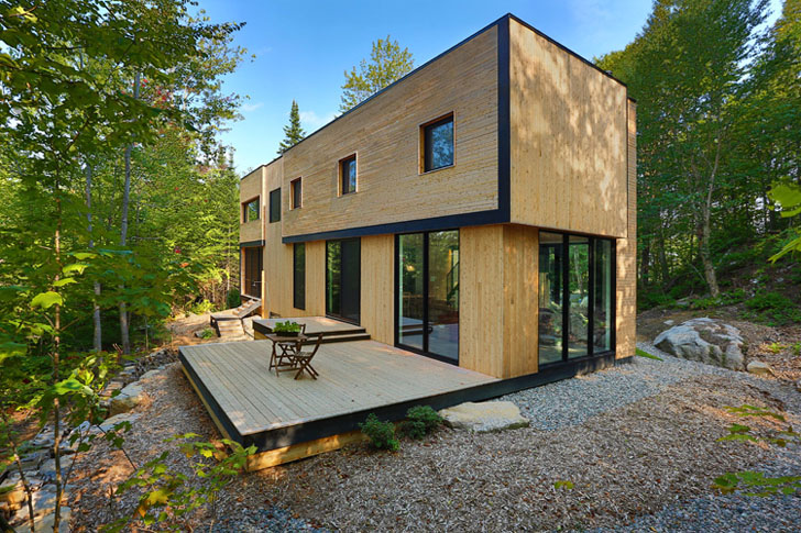 Casa La-Chasse-Galerie - O fatada din lemn natur aduce casa mai aproape de mediul natural inconjurator