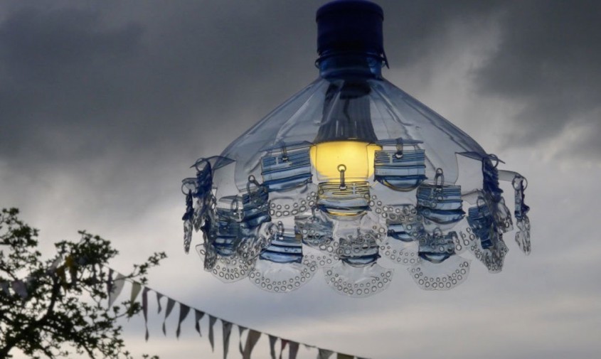 PET luminaries - Când sticlele de plastic devin niște candelabre elegante