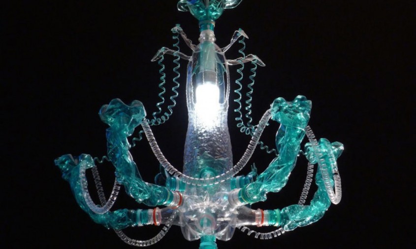 PET luminaries - Când sticlele de plastic devin niște candelabre elegante
