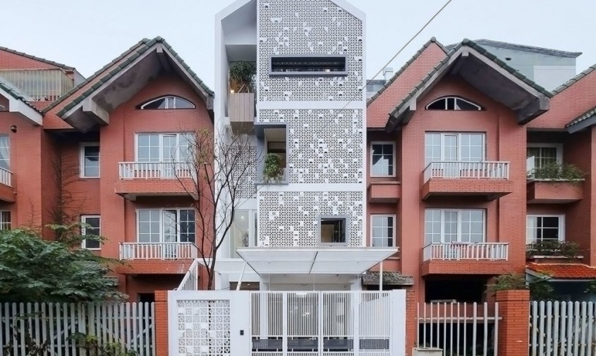 Casa insiruita cu anvelopanta dantelata si gradini verticale - Casa insiruita cu anvelopanta dantelata si gradini