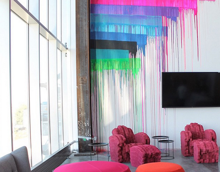 Noile birouri ale companiei Facebook se remarca prin culori vii si interioare decorate cu simt artistic