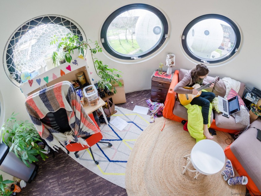 Bolwoningen - 50 de locuinte sferice dau o nota futurista unei comunitati olandeze