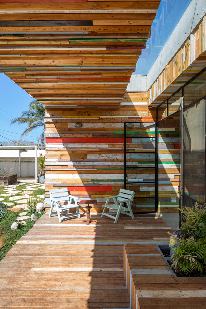Casa LAHO - Casa LAHO, fasii multicolore din lemn refolosit
