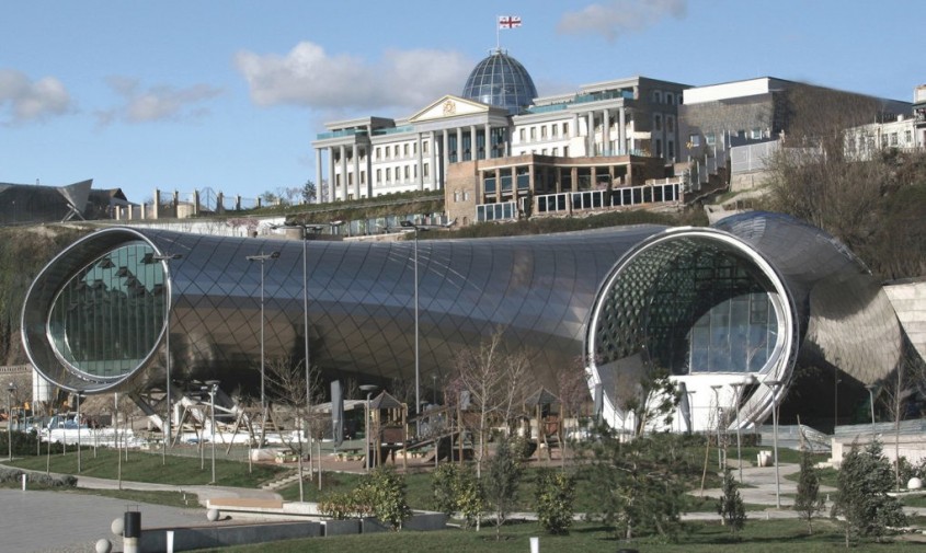 Noul teatru din Tbilisi este asemeni unui periscop ce se deschide spre capitala Georgiei - Noul