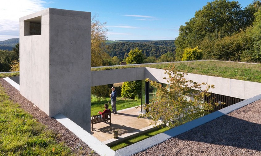 Casa Outhouse - Un acoperis verde asigura continuitatea casei in peisajul inconjurator