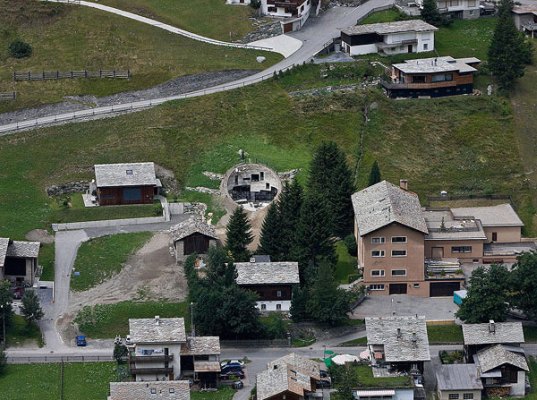 O vila din Elvetia ascunsa in versantul unui munte - O vila din Elvetia 