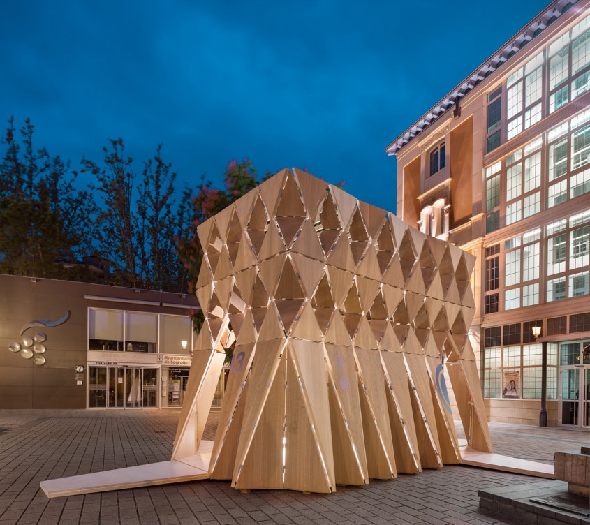 Pavilionul din Piata Escuelas Trevijano  - Un pavilion din lemn care se împăturește precum un origami