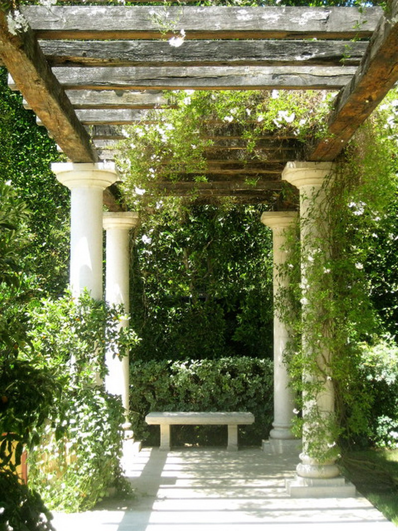 Pergola decorata cu coloane grecesti - Gradina de tip mediteranean