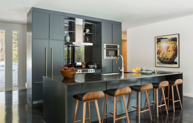 modern-grey-kitchen-minimalist-cabinets-large-island-181217-1125-06 - O casă de oaspeți construită din metal și înconjurată de pădurea din Vermont