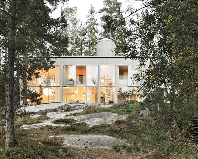 O casa compusa din sase pereti de beton armat si multe vitraje - O casa compusa
