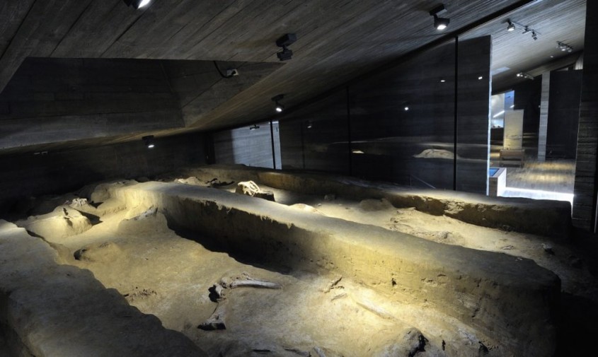 Volume asemeni unor grote definesc noul muzeu de arheologie din Cehia - Volume asemeni unor grote