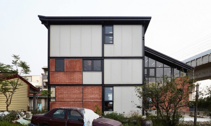 Casa Spring  - Casa alimentata cu energie solara reinterpreteaza tipologia caselor cu gradina
