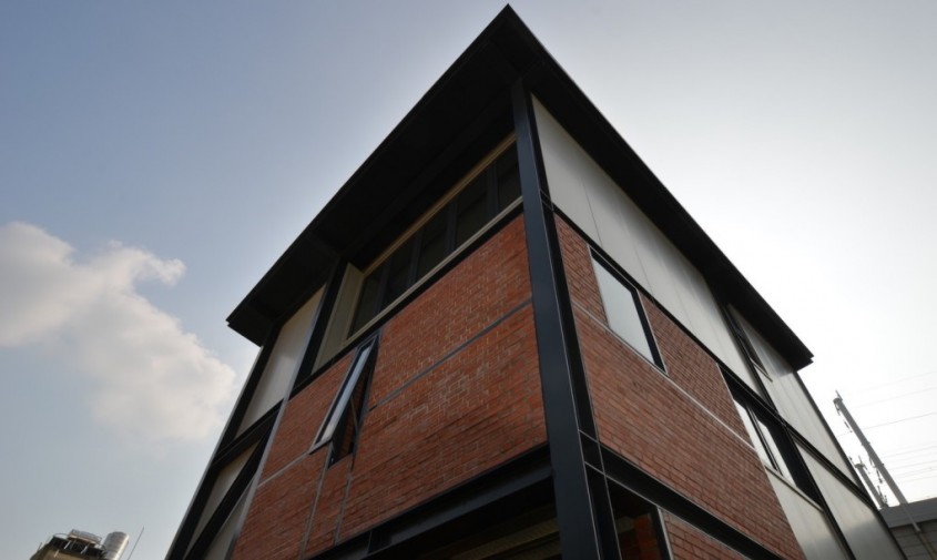 Casa Spring  - Casa alimentata cu energie solara reinterpreteaza tipologia caselor cu gradina