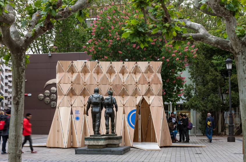Pavilionul din Piata Escuelas Trevijano  - Un pavilion din lemn care se împăturește precum un origami