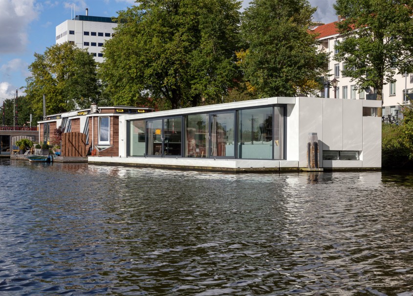 O casa plutitoare pe raul Amstel - O casa plutitoare pe raul Amstel