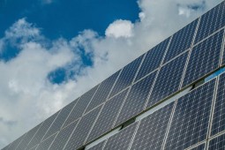 Panouri fotovoltaice - vedere de aproape - Rises Romania
