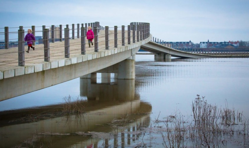Pod olandez neobișnuit care îmbrățișează inundațiile din oraș - Pod olandez neobișnuit care îmbrățișează inundațiile din