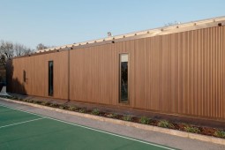Detalii placare exterioara casa cu panouri riflaj modular WPC - Proiecte realizate cu riflaje modulare din
