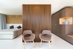 Riflaje wpc modulare pentru decor interior camera hotel - Proiecte realizate cu riflaje modulare din WPC