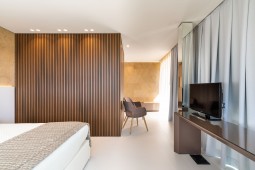 Camera hotel cu riflaje wpc modulare pentru decor interior - detalii - Proiecte realizate cu riflaje