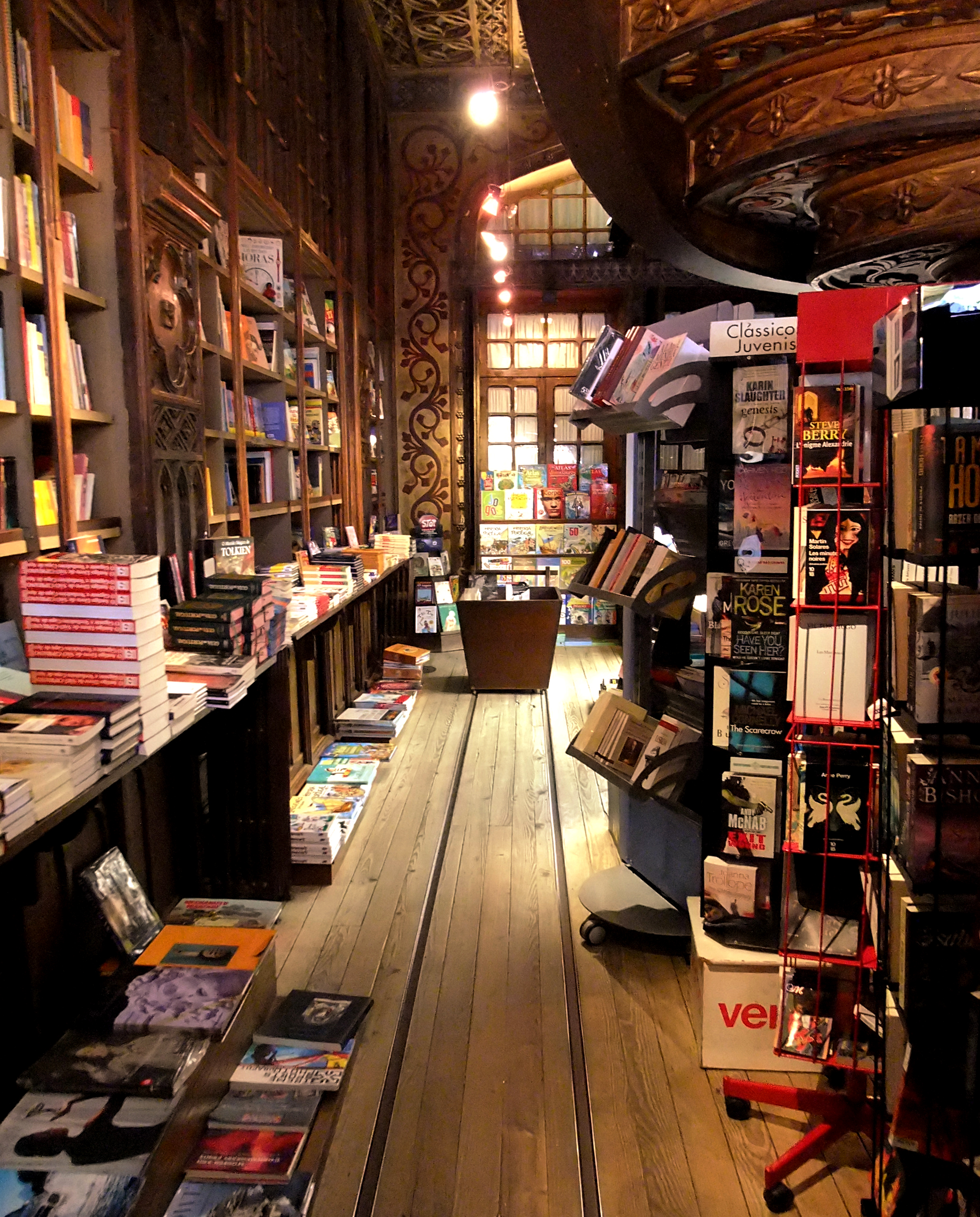 Книжный магазин угловое. Книжный магазин. Красивый книжный магазин. Необычные книжные магазины. Уютный книжный магазин.