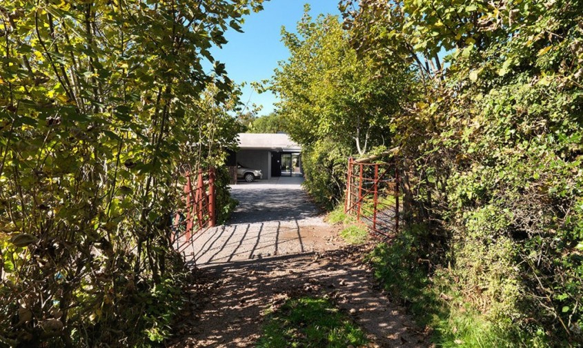 Casa Outhouse - Un acoperis verde asigura continuitatea casei in peisajul inconjurator