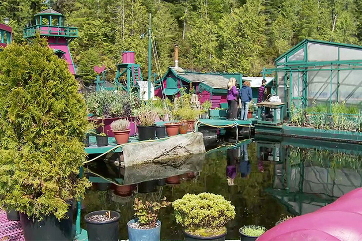 Un cuplu de artisti si-a construit timp de 20 de ani propria locuinta plutitoare - Un