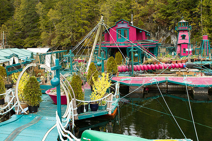 Un cuplu de artisti si-a construit timp de 20 de ani propria locuinta plutitoare - Un