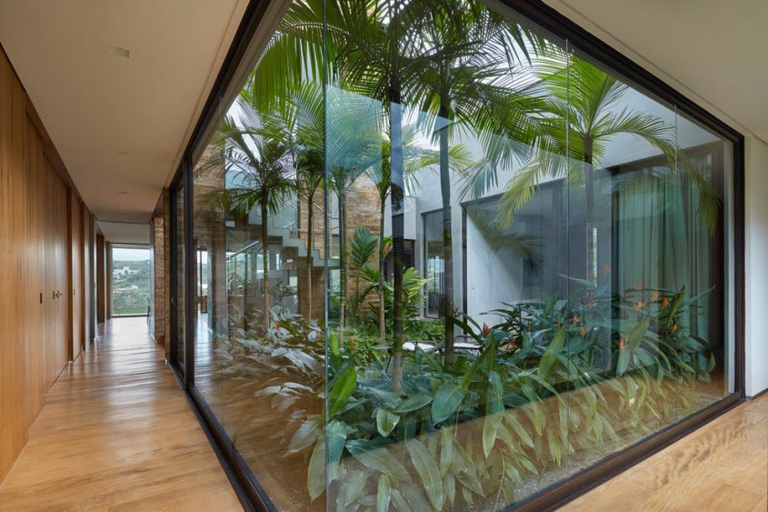 O casa construita in jurul unei gradini tropicale - O casă construită în jurul unei grădini