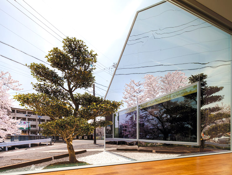 Cafeneaua Mirrors - Oglinzi folosite sa reflecte vegetatia exterioara