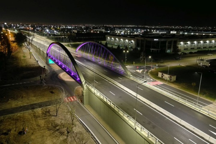 Vedere de aproape - Pod Calea Borsului - O emblemă luminoasă a orașului