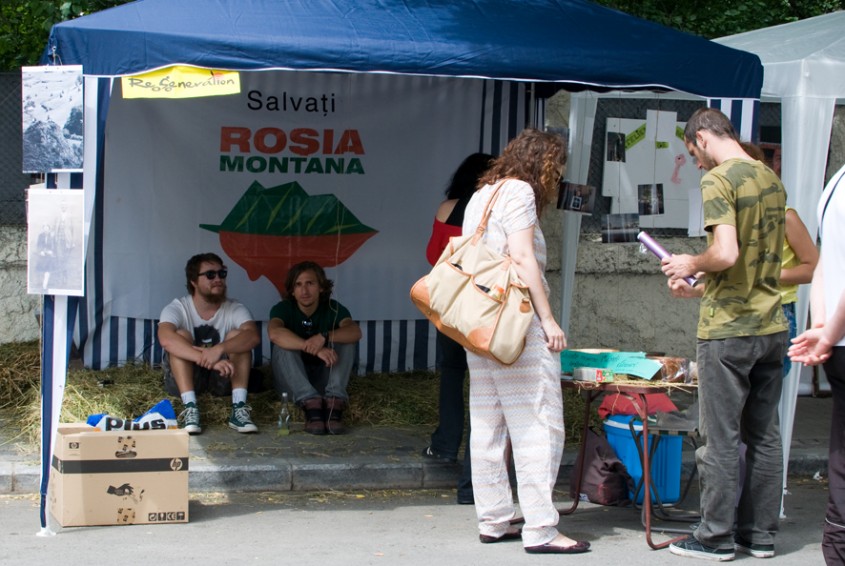 Standul pentru Rosia Montana - Sambata au inceput sa curga vizitatorii standuri expozitii afise si pliante