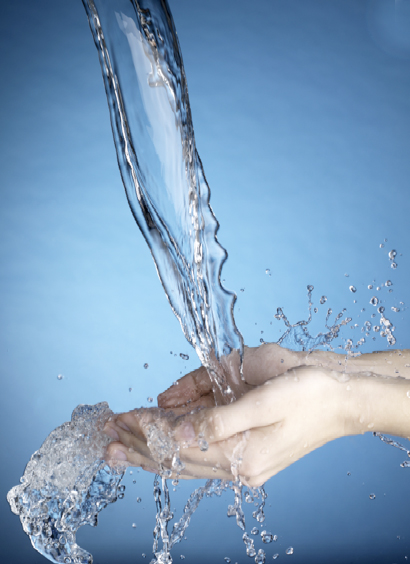 apa - Organismul uman e alcatuit in proportie de 70% din apa si numai 3% din