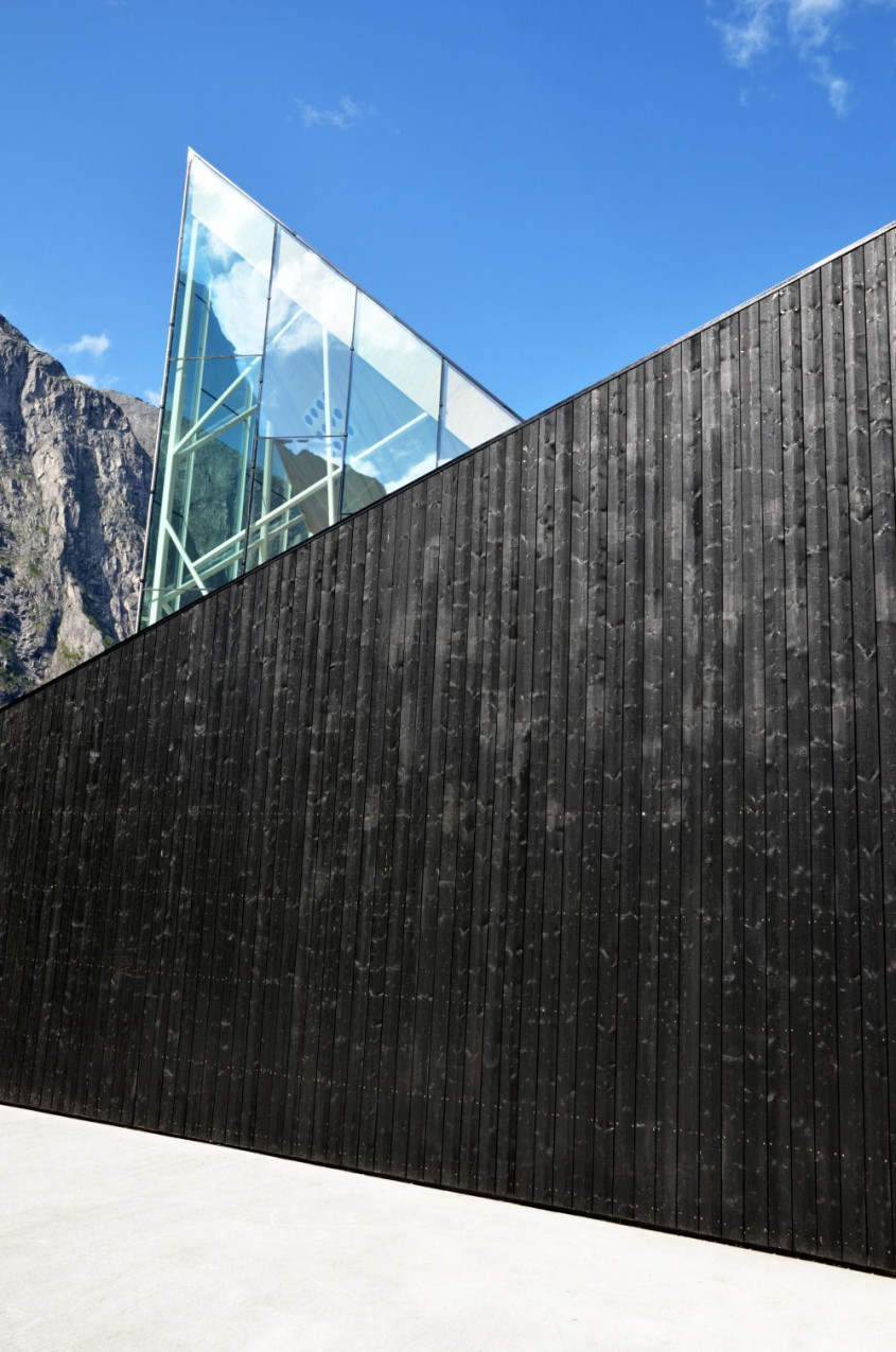 Restaurantul Troll Wall din Norvegia seamana cu un munte de sticla - Restaurantul Troll Wall seamana