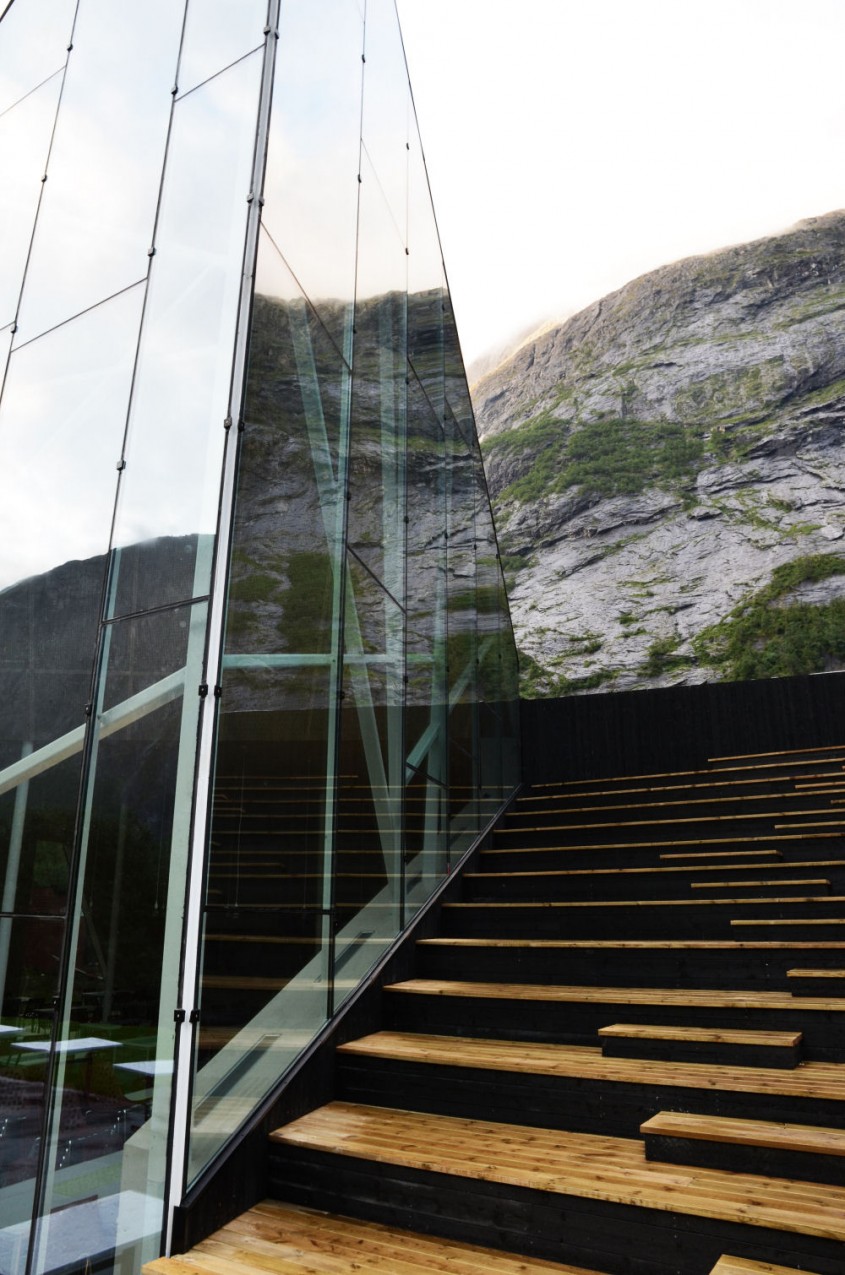 Restaurantul Troll Wall din Norvegia seamana cu un munte de sticla - Restaurantul Troll Wall seamana