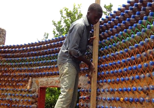 Adapost construit in intregime din sticle de plastic in Kaduna Africa - Bungalou construit in intregime