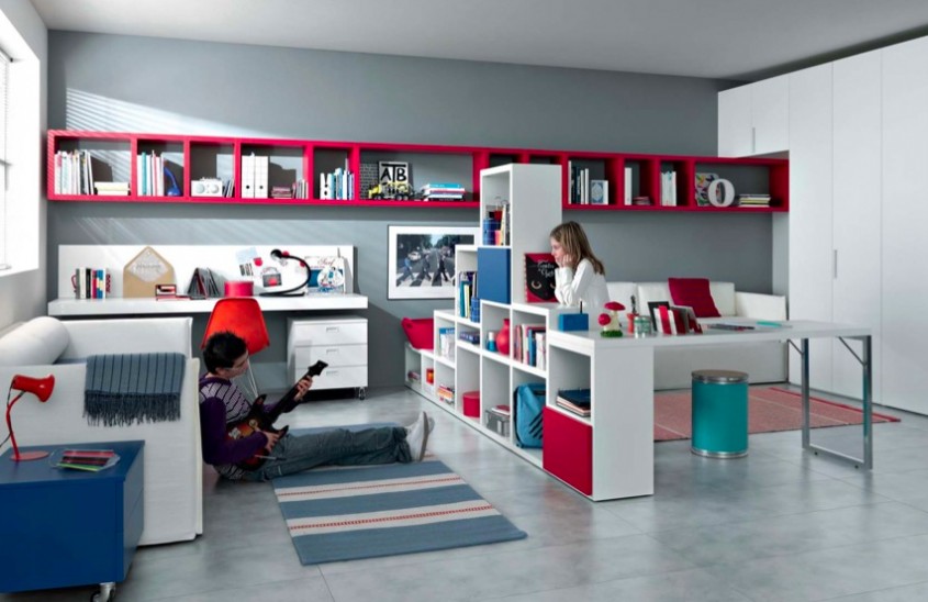 foto www home-designing com - O biblioteca modulara separa spatiul de lucru de cel de dormit