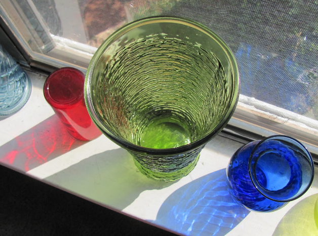 Foto rhiannonneal blogspot com - Suporturile si vasele din sticla colorate ofera dinamism si stralucire interioarelor