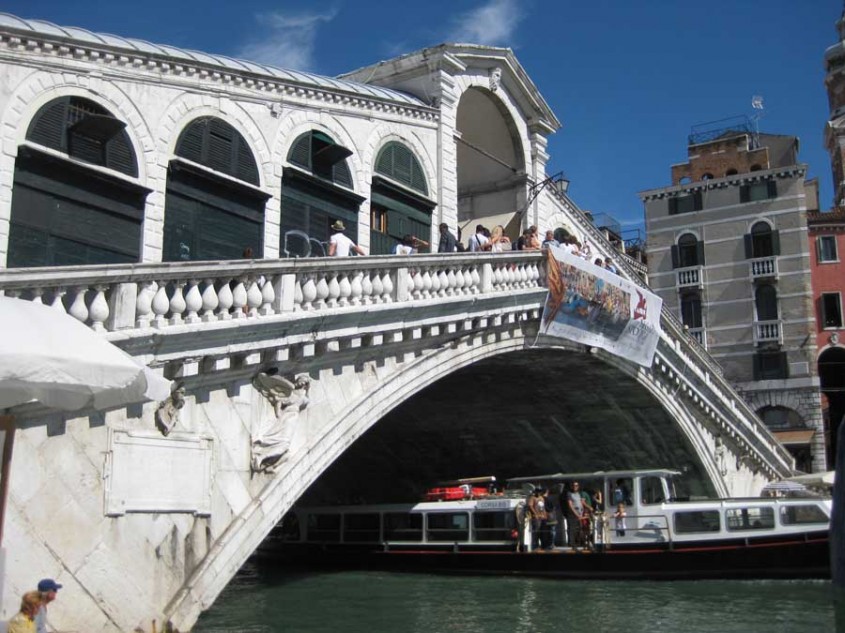 Podul Rialto din Venetia - Palatul Fondaco dei Tedeschi cu deschidere catre Grand Canal si renumitul