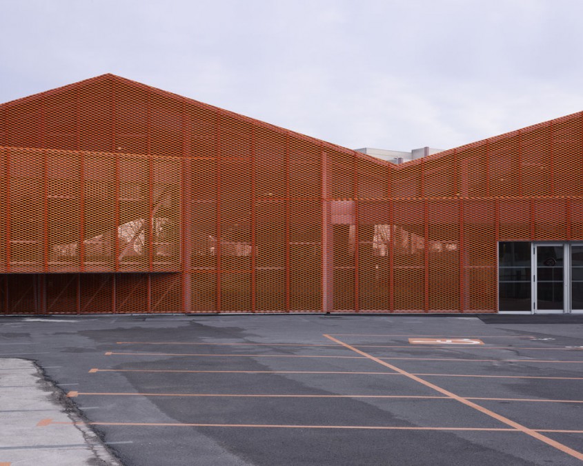 Fabrica Calais Peanut - Fatada fabricii Calais Peanut transformata cu ajutorul unui mesh portocaliu