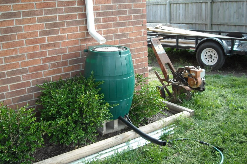 foto www backyardfreshfoods com - Pe un burlan se poate monta un recuperator de apa (foto