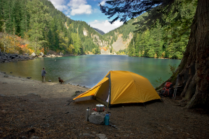 http://mycampingsupplies.net/wp-content/uploads/2011/12/camping-tent.jpg - Corturi montate