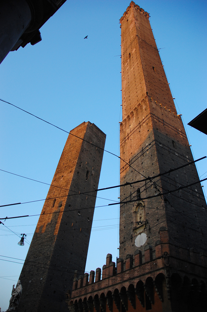 Turnurile Asinelli si Garisenda din Piazza di Porta Ravegnana Bologna (foto Alina Miron) - Turnurile Asinelli